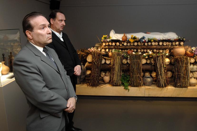 Musée romain de Vallon. Exposition sur les rites funéraire chez les romains. Des membres d’une entreprise de pompes funèbre visite l’exposition.