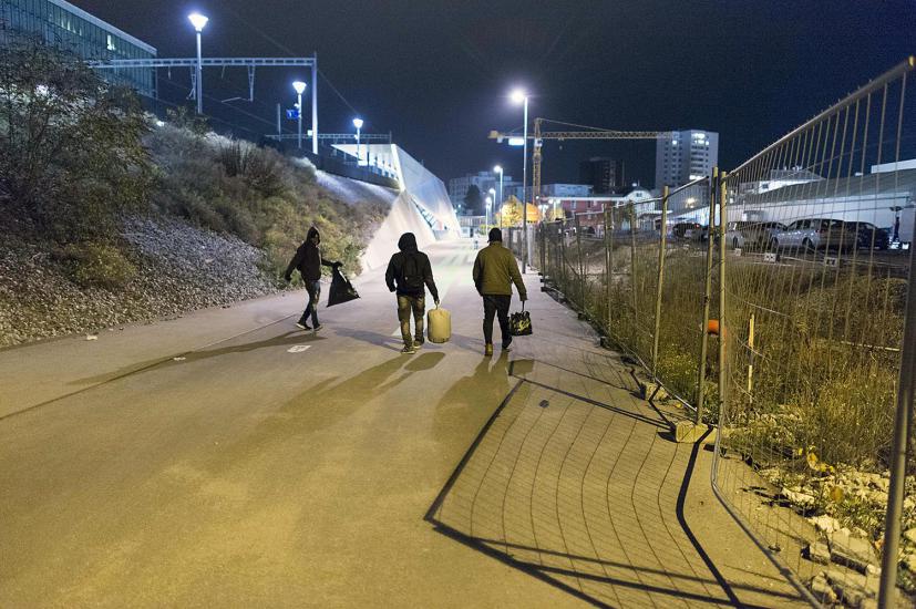 Des migrants viennent aux alentours du Sleep-In a Rennens , pour chercher de la nourriture 