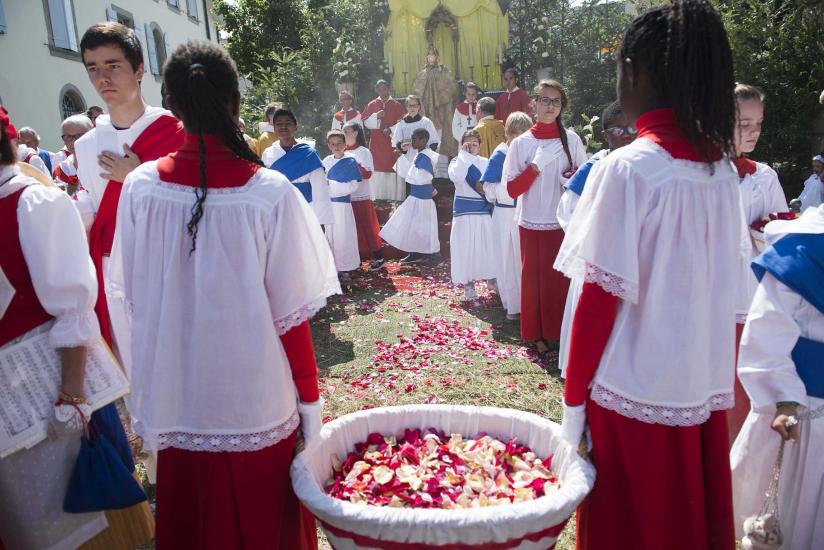 Procession catholique de la Fête-Dieu dans les rues d'estavayer-le-lac.
