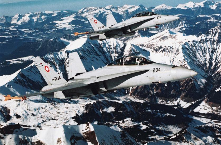 Deux FA/ 18 au dessus des alpes