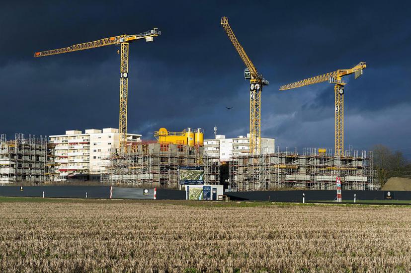 Construction d'immeubles a l'éxtérieur de la ville de Payerne , les constructions mange la campagne 