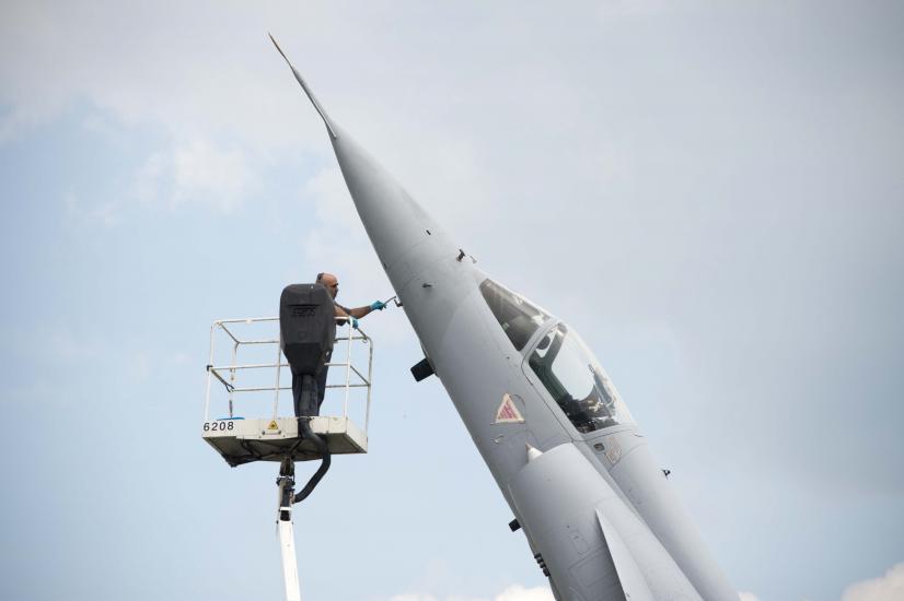 Aérodrome militaire de Payerne, un petit coup de peinture sur un mirage en prévision du meeting aérien Air14. 