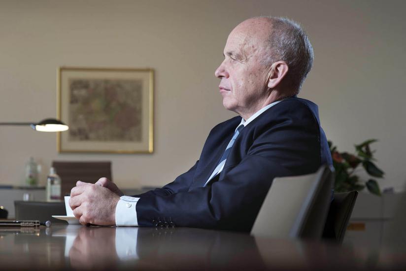Le conseiller fédéral Ueli Maurer dans son bureau.