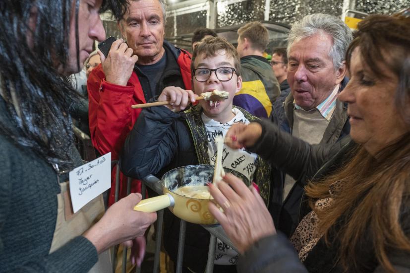 4e mondiale de la fondue. Finales amateurs et professionnelles. Une fois les fondues dégustées par le jury, les visiteurs se régalent. 